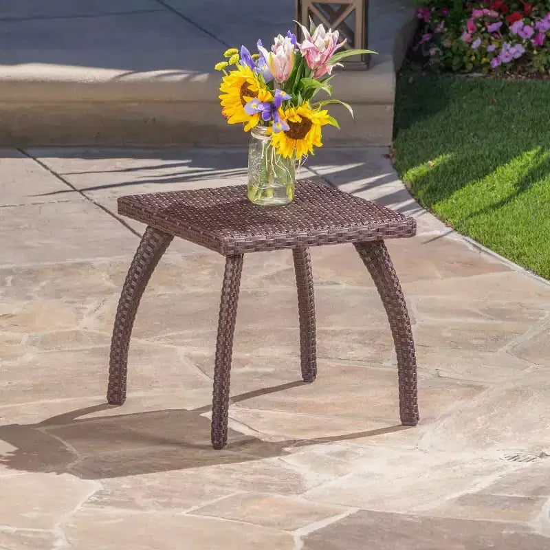 Table d'appoint d'extérieur en rotin avec pieds incurvés