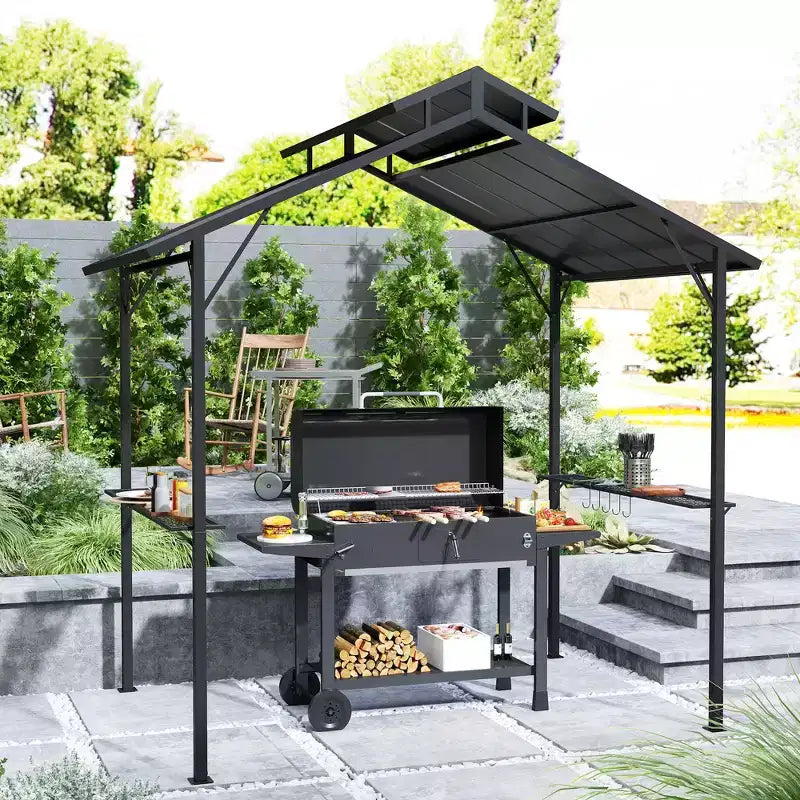 Gazébo barbecue à toit rigide avec un toit métallique à double couche, deux étagères latérales et dix crochets.