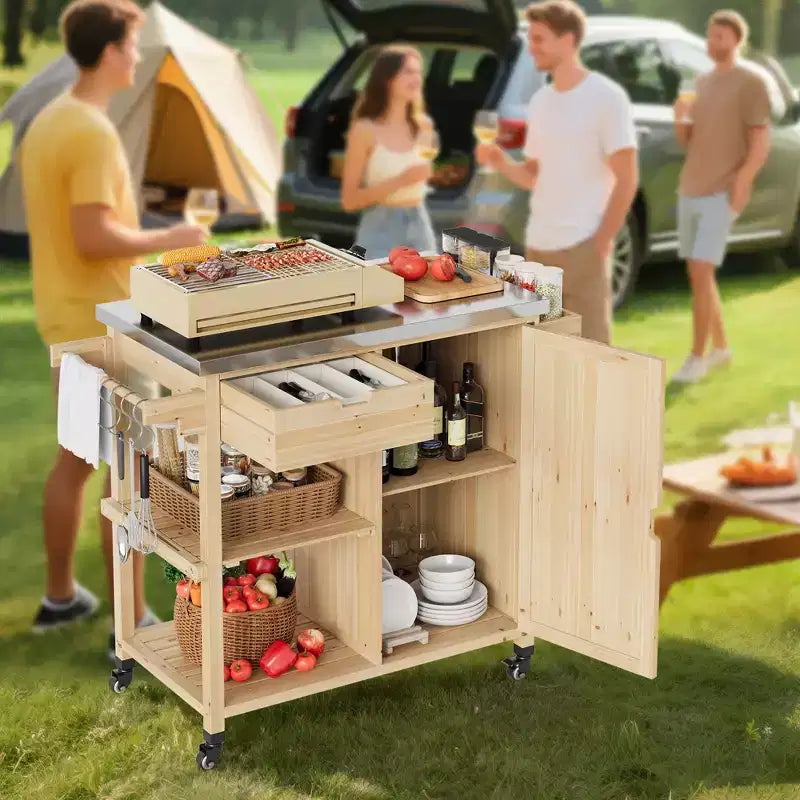 Chariot de barbecue extérieur en bois avec plateau en acier inoxydable, armoire de rangement et roues verrouillables.