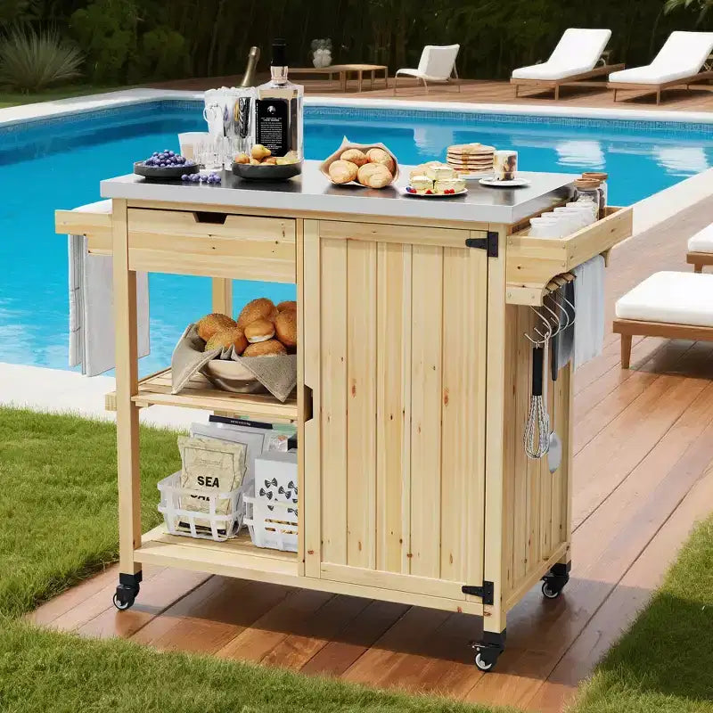 Chariot de barbecue extérieur en bois avec plateau en acier inoxydable, armoire de rangement et roues verrouillables.