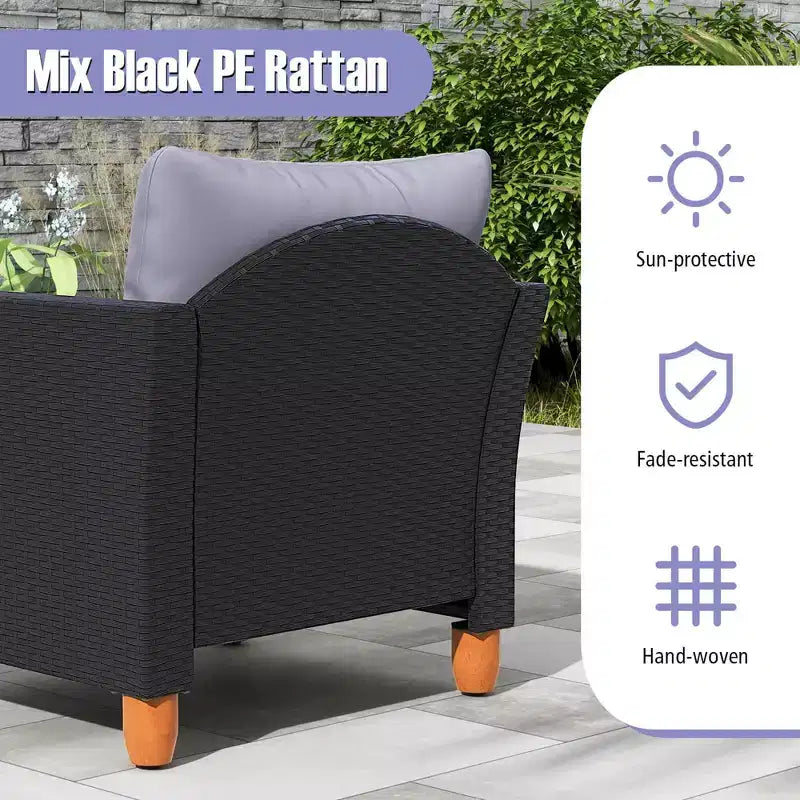Ensemble de mobilier de jardin en rotin, comprenant un canapé rembourré et une table de rangement, avec un plateau en bois.
