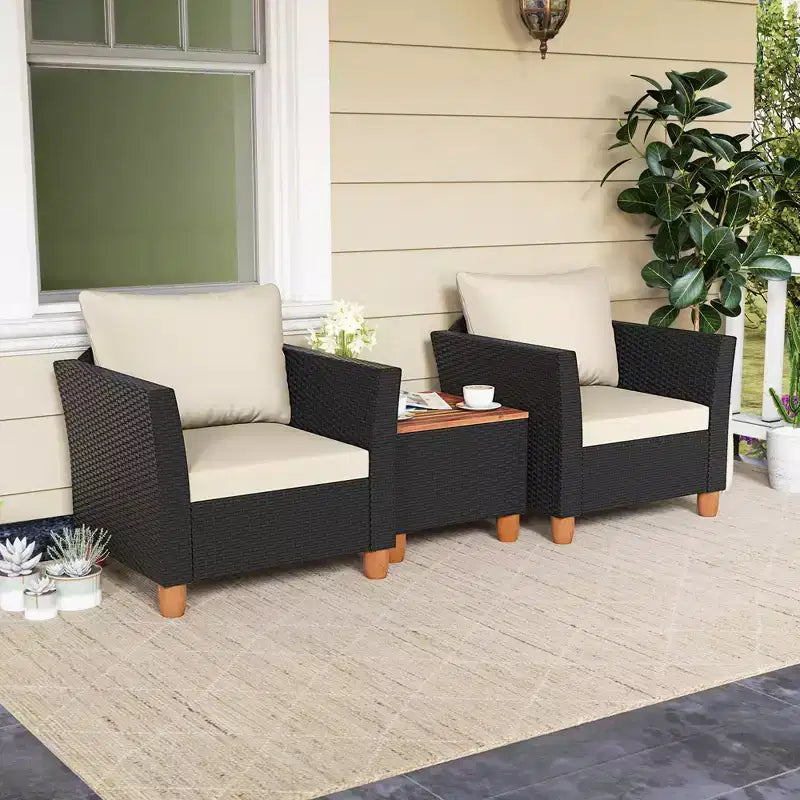 Ensemble de mobilier de jardin en rotin, comprenant un canapé rembourré et une table de rangement, avec un plateau en bois.