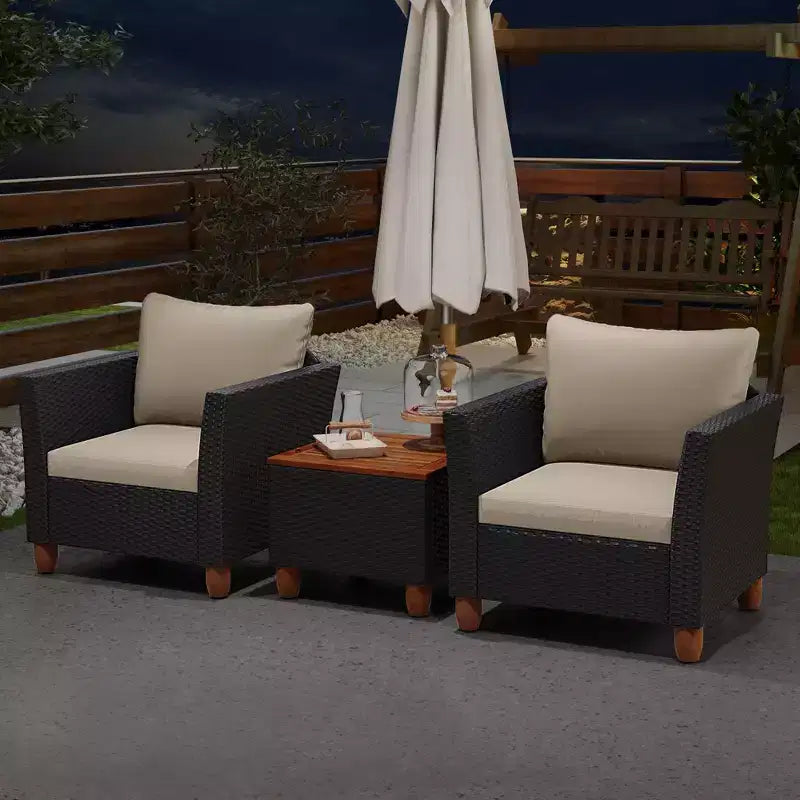 Ensemble de mobilier de jardin en rotin, comprenant un canapé rembourré et une table de rangement, avec un plateau en bois.