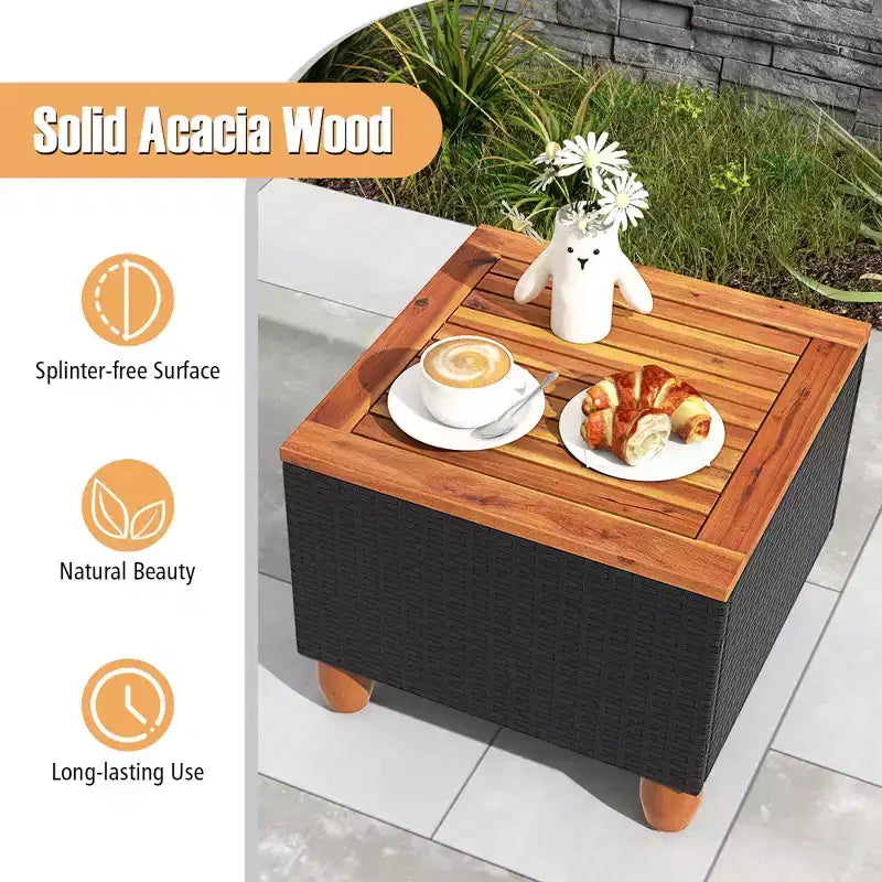 Ensemble de mobilier de jardin en rotin, comprenant un canapé rembourré et une table de rangement, avec un plateau en bois.