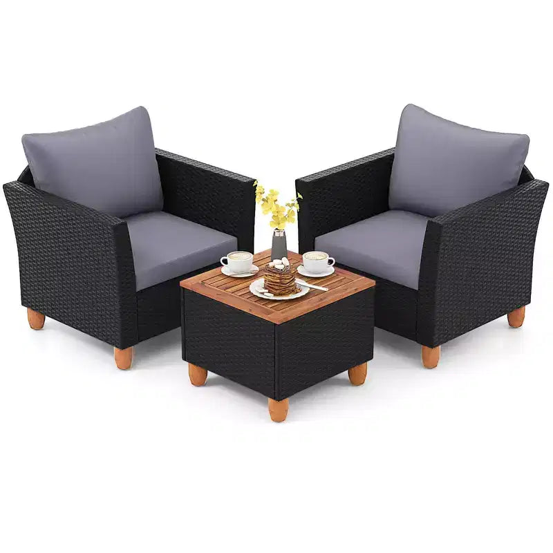 Ensemble de mobilier de jardin en rotin, comprenant un canapé rembourré et une table de rangement, avec un plateau en bois.