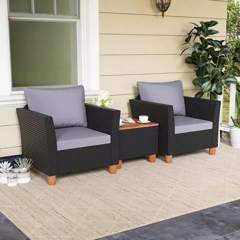 Ensemble de mobilier de jardin en rotin, comprenant un canapé rembourré et une table de rangement, avec un plateau en bois.