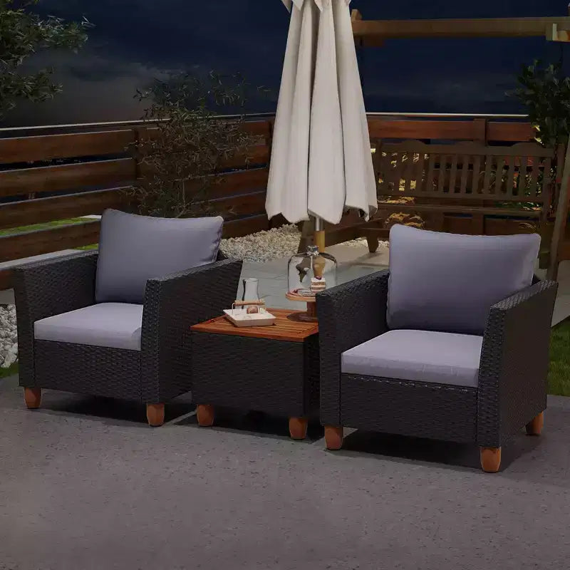 Ensemble de mobilier de jardin en rotin, comprenant un canapé rembourré et une table de rangement, avec un plateau en bois.