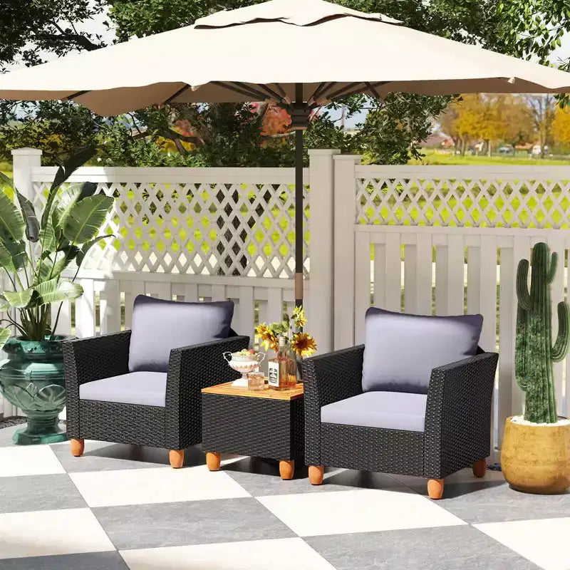 Ensemble de mobilier de jardin en rotin, comprenant un canapé rembourré et une table de rangement, avec un plateau en bois.