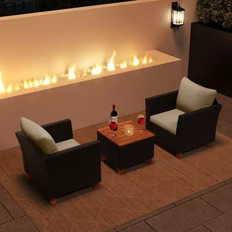 Ensemble de mobilier de jardin en rotin, comprenant un canapé rembourré et une table de rangement, avec un plateau en bois.